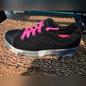 ***ADORABLE*** Skechers Black Sneakers with Camoflauge Sole and Hot Pink Laces